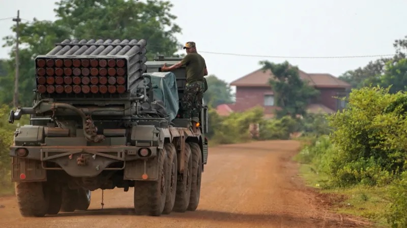 ট্রাম্পকে ধন্যবাদ জানিয়েই সীমান্তে গোলাবর্ষণ করছে কম্বোডিয়া ও থাইল্যান্ড
