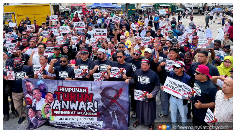 প্রধানমন্ত্রী আনোয়ার ইব্রাহিমের পদত্যাগ দাবিতে মালয়েশিয়ায় বিক্ষোভ ও প্রার্থনা