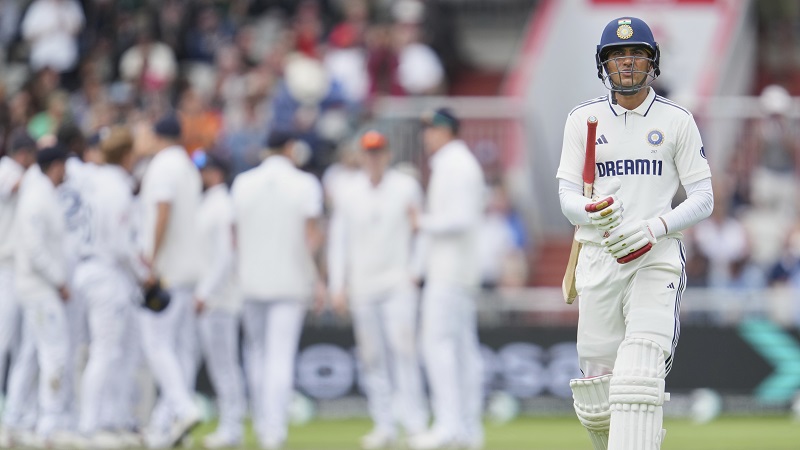 ভারতকে বিপদে ফেলে সেঞ্চুরির পরই আউট গিল